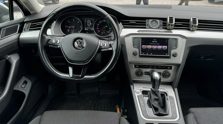 Volkswagen Passat cena 45900 przebieg: 300000, rok produkcji 2015 z Góra małe 497